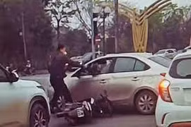 Phẫn nộ nam thanh niên đập vỡ kính lái của xe ôtô khi xảy ra va chạm giao thông
