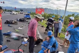 Khoảnh khắc ô tô tông hàng loạt xe máy đang dừng đèn đỏ khiến 5 người bị thương