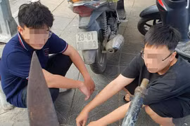 Tóm gọn 2 thanh niên giấu 'hung khí' trong cốp xe máy