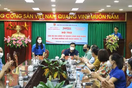 Trao 200 suất quà cho các hộ gia đình có hoàn cảnh khó khăn trên địa bàn quận Hoàng Mai