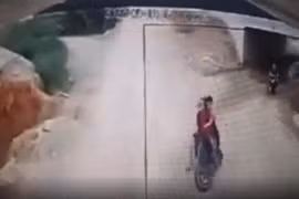 Ba học sinh đi xe đạp điện thương vong sau khi va chạm với xe tải