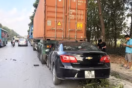 Lái xe ô tô con ngủ gật, đâm vào xe container đang dừng đỗ