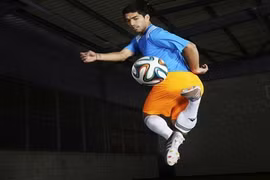 “Khô hạn” bàn thắng, Luis Suarez thay đổi giày thi đấu