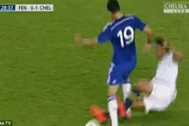 Cận cảnh pha tắc bóng ghê rợn nhắm vào tân binh đắt giá của Chelsea