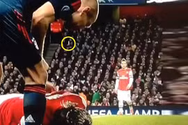 Robben phản pháo vụ nhổ nước bọt vào mặt Sagna