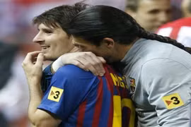 Bội ước với Messi, Barca “tống” Pinto ra đường