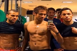Neymar cởi trần “khoe” bụng “6 múi”