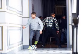 Sốc: Zidane rủ Bale, Moura tới “đập phá” cung điện nhà Beckham