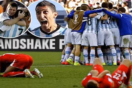 5 phút kịch tính trong hiệp phụ và thần may mắn đưa Argentina vào tứ kết
