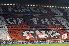 Bayern thi hành “lệnh cấm vận” của UEFA trên khán đài
