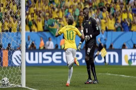 Thắng tưng bừng 4-1 trước Cameroon, Brazil “né” Hà Lan
