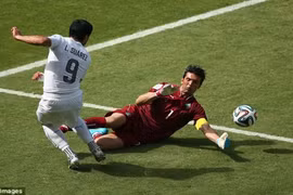 Marchisio nhận thẻ đỏ, 10 cầu thủ Italia “gục ngã” trước Uruguay