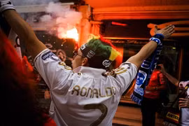 Chùm ảnh: Fan Real và Atletico khuấy động Lisbon