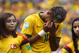 Neymar nức nở khi cử hành quốc ca Brazil