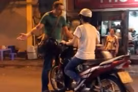 Những vụ "Tây" nổi cáu vì thói đi xe máy cẩu thả ở Hà Nội 