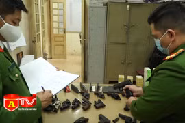 Công an phường Yên Hòa vận động, thu hồi hàng trăm công cụ hỗ trợ