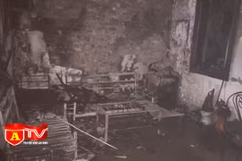 Giải cứu 3 người kẹt trong căn nhà bốc cháy dữ dội