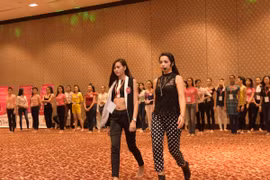 Người mẫu Thuý Hằng “rèn dáng” cho thí sinh HHVN 2014