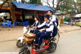 Phụ huynh "sơ ý" dạy con coi thường luật giao thông