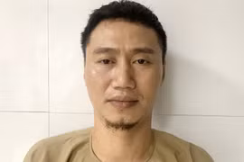 Bắt đối tượng truy nã lẩn trốn trong rừng