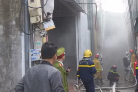 Người dân làng nghề ở huyện Thường Tín thực hành chữa cháy, cứu người