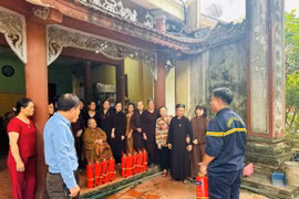 Tặng bình cứu hỏa cho cơ sở thờ tự tại phường Ngọc Lâm