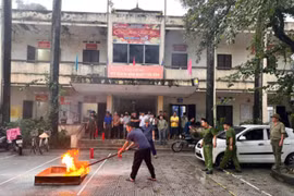 Cảnh sát hướng dẫn kỹ năng phòng chống hoả hoạn cho người dân làng nghề mộc