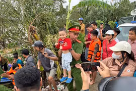 Hơn 100 người dân được Công an phường Tứ Liên di dời đến nơi an toàn