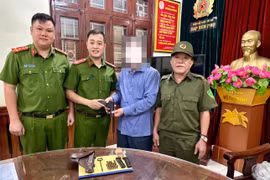 Tiếp nhận khẩu súng quân dụng và hàng chục viên đạn