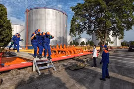 Xử lý sự cố giả định tràn dầu, chữa cháy và cứu nạn cứu hộ Tổng kho Xăng dầu Đức Giang