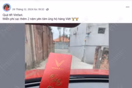 Tài xế chạy dịch vụ bằng xe điện ‘choáng’ vì món quà ‘siêu to khổng lồ’ của VinFast