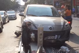 Mazda 3 đâm trúng dải phân cách phố Cát Linh