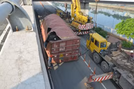 Thùng container rơi từ trên cầu xuống đất, rách bươm