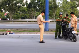 Vợ tai nạn tử vong, chồng đến hiện trường gào khóc thảm thiết