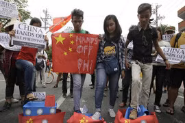 Ngư dân Philippines dùng bom cháy tấn công tàu Trung Quốc