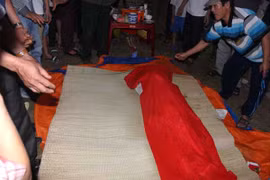Cá ông nặng 80kg trôi dạt vào bờ được ngư dân làm lễ mai táng