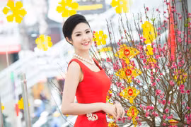 Hoa hậu Ngọc Hân khoe sắc gợi cảm bên hoa đào