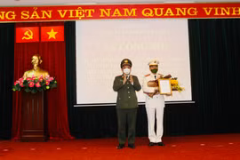 Thăng cấp bậc hàm Đại tá đối với đồng chí Trưởng Công an quận Cầu Giấy