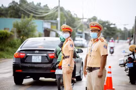 Cảnh sát giao thông phát cơm miễn phí tặng lái xe đường dài chống dịch Covid-19