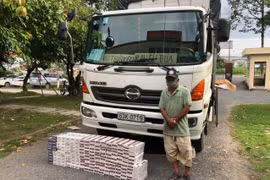 Lợi dụng phương tiện có “luồng xanh”, lái xe “ nhồi” thuốc lá lậu