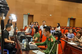 Đến tận trụ sở các cơ quan, trường học để cấp CCCD gắn chip
