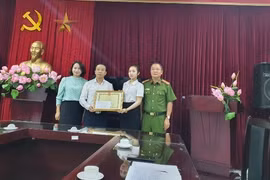 Trao khen cho cô gái mưu trí, dũng cảm giúp Công an phường bắt trộm 