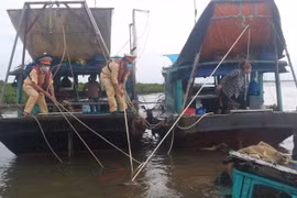 Cảnh sát đường thủy cứu sống thuyền viên rơi xuống biển