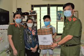 Trung tướng Nguyễn Duy Ngọc, Thứ trưởng Bộ Công an thăm, biểu dương cán bộ chiến sỹ vượt khó khăn cấp CCCD và dũng cảm cứu người 