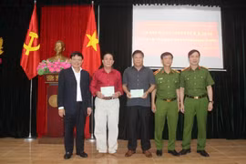 Trao sổ tiết kiệm cho thương binh, thân nhân các gia đình liệt sỹ thuộc lực lượng Cảnh sát hình sự