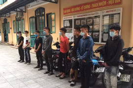 Video: Xử lý 11 'trẻ trâu' phóng xe máy từ Hà Đông lạng lách trong đêm lên hồ Hoàn Kiếm