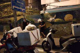 Xử phạt 9 trường hợp vượt rào khỏi khu vực cách ly để ra nhận đồ ăn