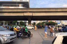 Căng mình phân luồng chống ùn tắc ở các cửa ngõ trước kỳ nghỉ lễ 30-4 