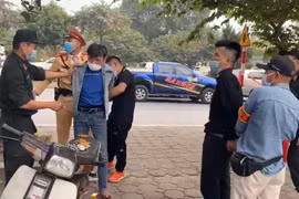 Đèo nhau trên xe máy, phi tang ma tuý khi gặp 141