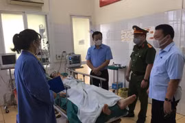 Thăm hỏi, động viên Thượng úy Công an bị lái xe đâm trọng thương khi trực chốt Covid-19